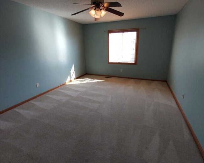 Building Photo - Nice 2 Bedroom 1.5 Bathroom Townhome in Hudson