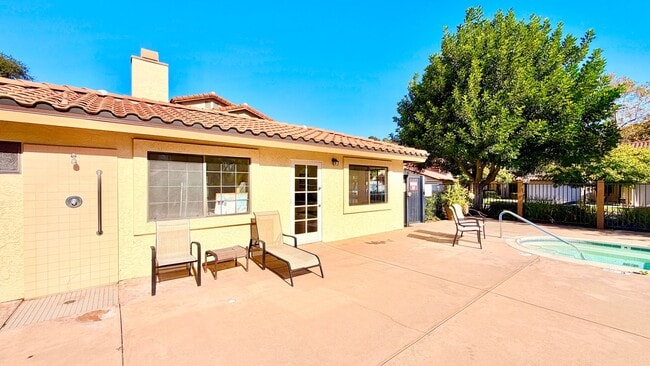 Building Photo - Beautifully Updated & Remodeled Townhome o...