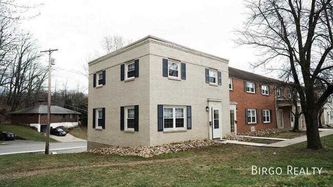 Building Photo - Move in special! First month free rent!