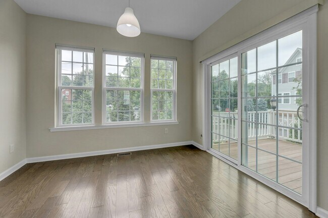 Building Photo - 704 Cottonwood Ct