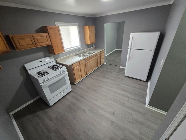 Building Photo - 4 Bedroom House