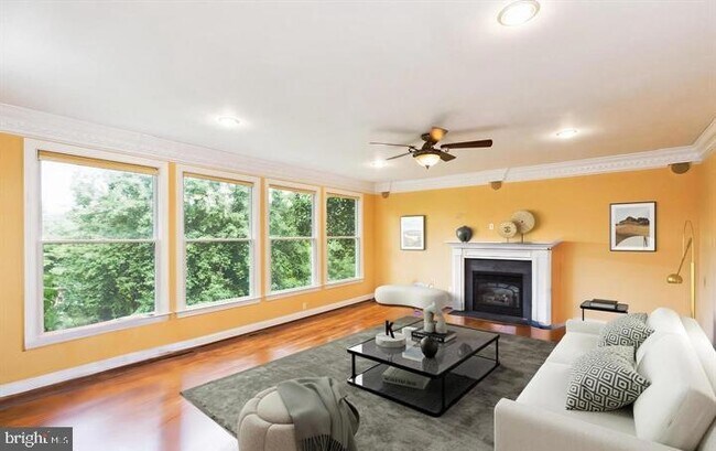 Building Photo - 10418 Willow Crest Ct