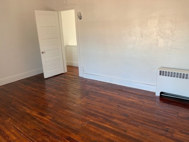 Building Photo - Spacious 4 Bedroom 1.5 Bath, 2 Car Garage-...