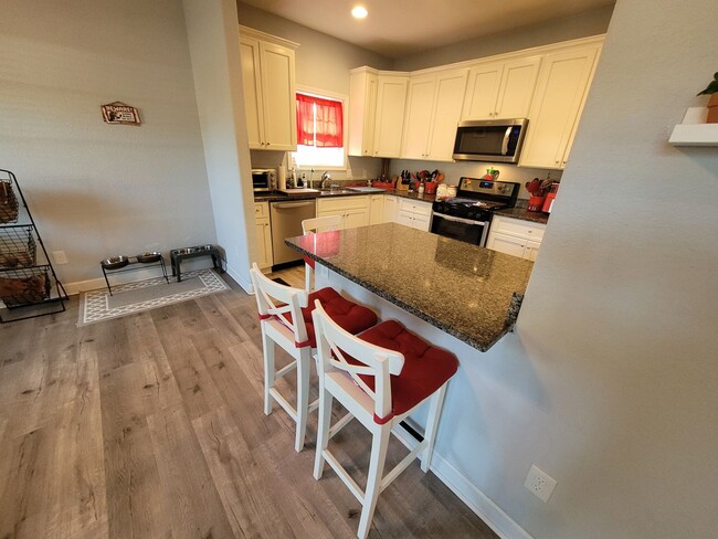 Building Photo - Beautiful & Spacious 4 bedroom, 2.5 bath h...