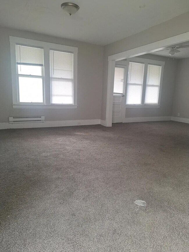 Building Photo - 3255 E 130th St