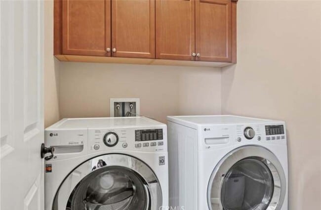 Building Photo - Charming 3 bed/2.5 Bath Home with Office