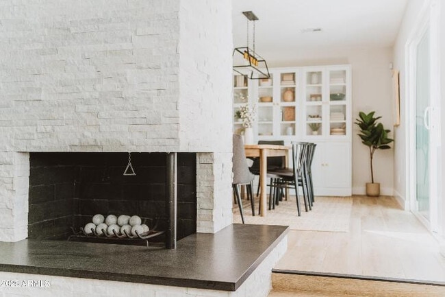 Building Photo - 8737 E Rose Ln