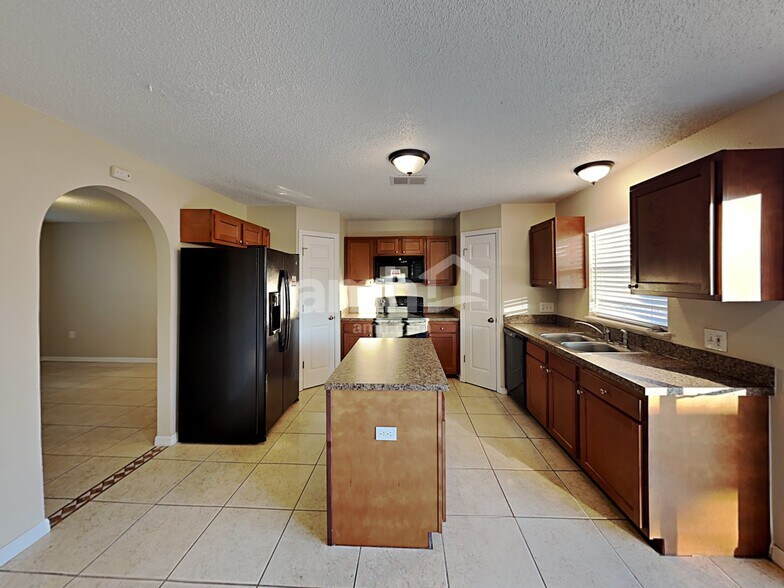 Building Photo - 16000 Wilkinson Dr