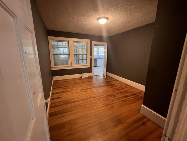 Building Photo - 506 W Farley Ave