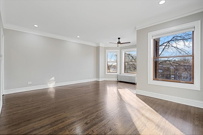 Building Photo - 6553 N Greenview Ave