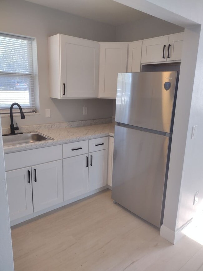 Building Photo - Adorable UPDATED 1 bedroom 1 Bath home with bonus Room