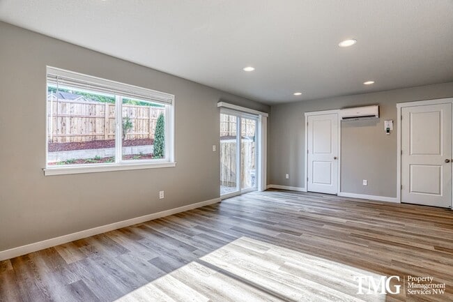 Building Photo - Gorgeous End Unit Townhome w/ 3 Bedroom 2.5 Bath!