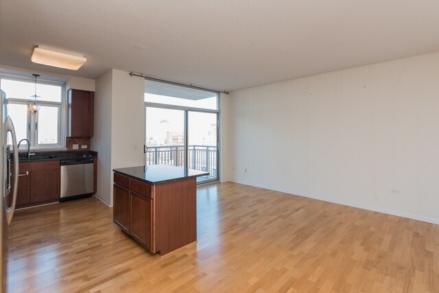 Building Photo - 1134 W Granville unit 803