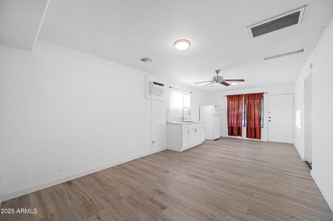 Building Photo - 2057 E 10th St