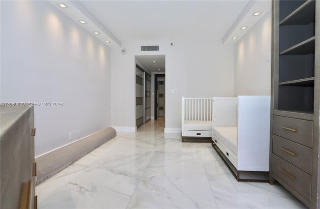 Building Photo - 3000 Island Blvd