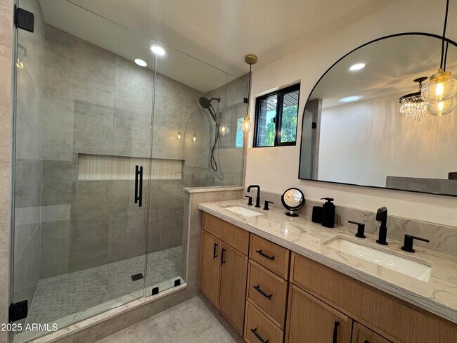 Building Photo - 3749 E Laurel Ln