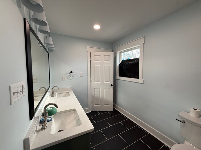 Building Photo - 4 Bedroom 2.5 Bathroom Home Available