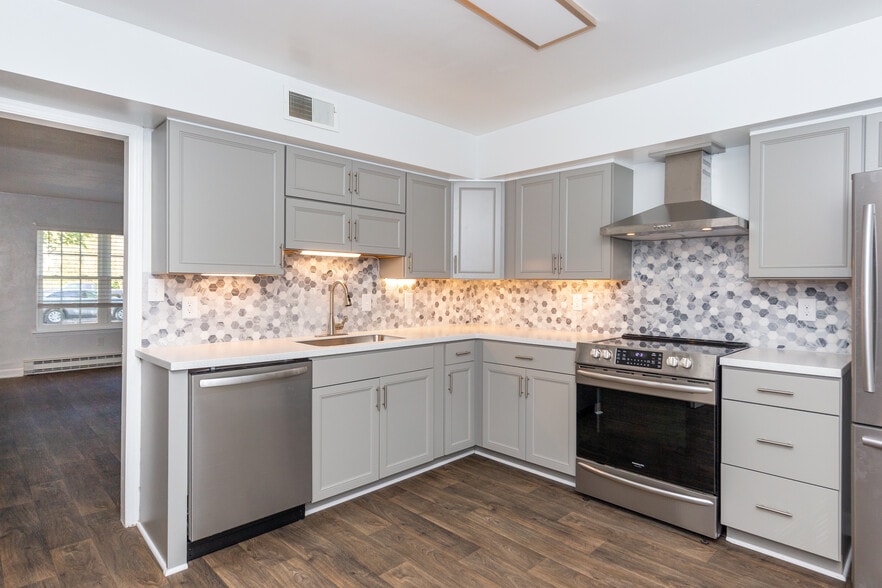 Building Photo - 9392 Pine Tree Rd