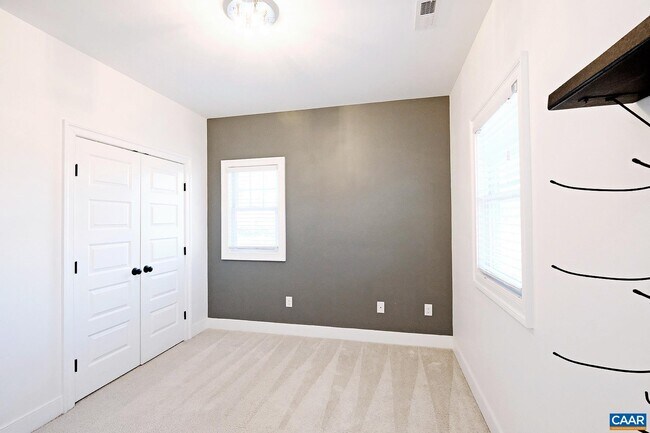 Building Photo - 903 Nassau St