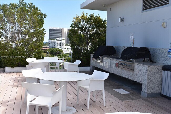 Building Photo - 9940 W Bay Harbor Dr