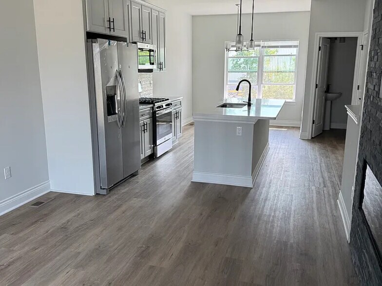Kitchen - 813 Canterbury Ln