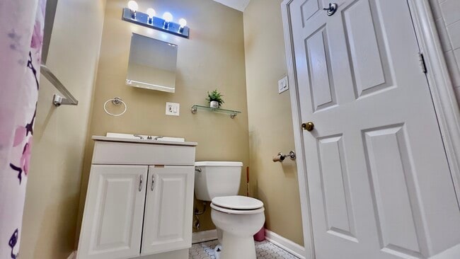 Building Photo - 7221 S Euclid Ave