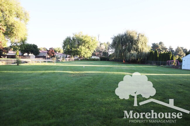 Building Photo - 10440 Meadow Lark Dr