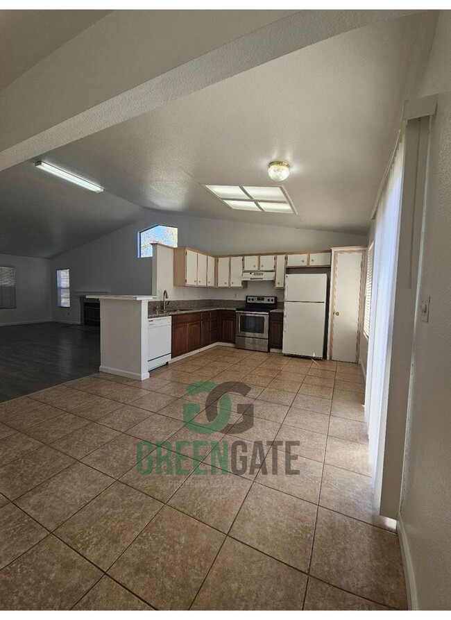 Building Photo - Beautiful Modesto 3 BEDROOM 2 BATH CORNER ...