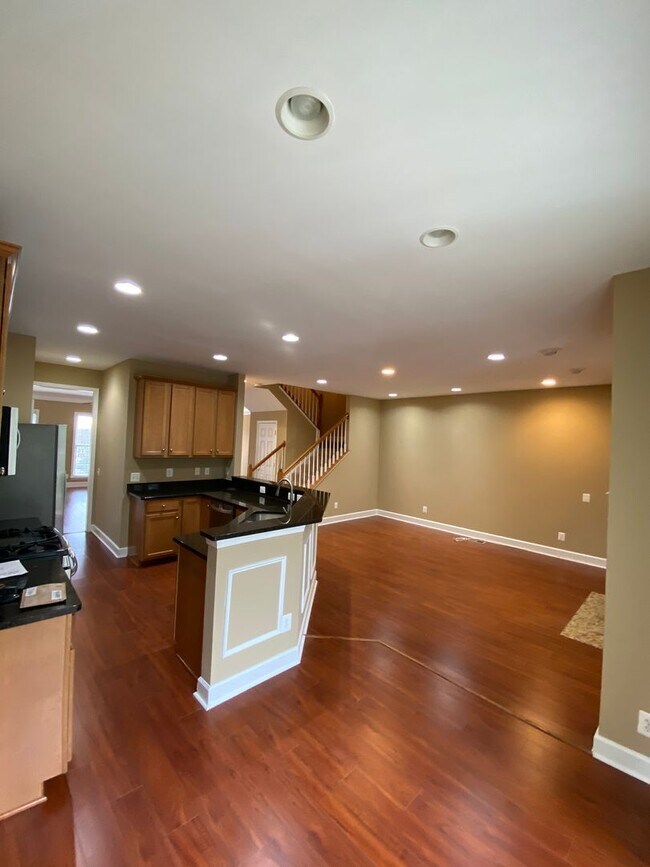 Building Photo - Bright and Spacious End Unit Townhouse in ...