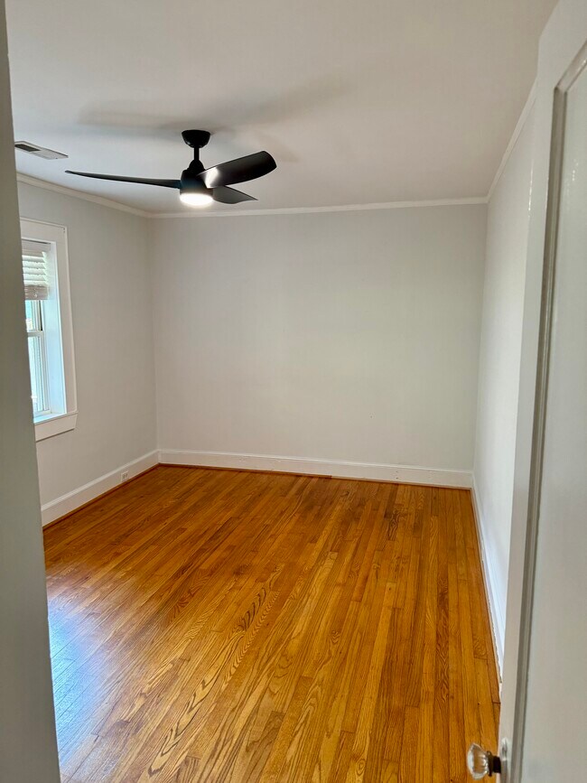 Building Photo - 913 Bryan Ave