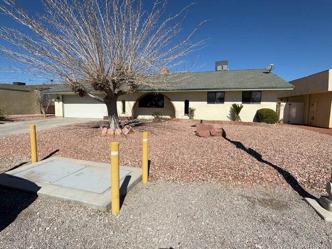 Building Photo - "Spacious 3-Bed Oasis with 3.5 Baths in th...