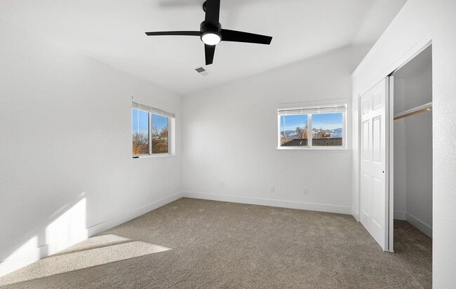Building Photo - 3 Bed/2.5 Bath House w/ Yard Close to UNR