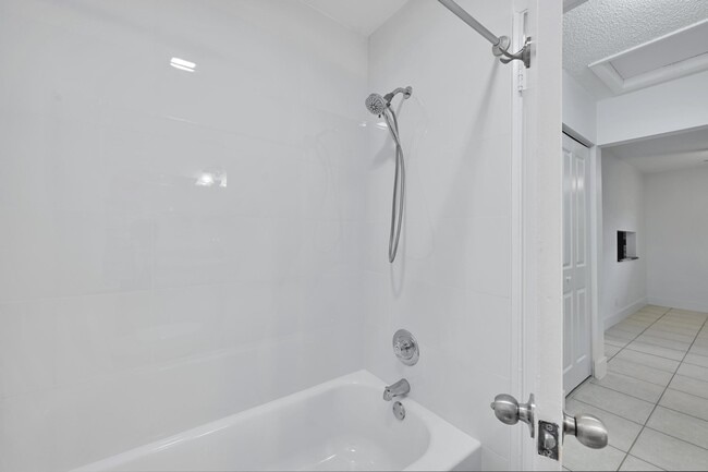 Building Photo - 498 NE 42nd St