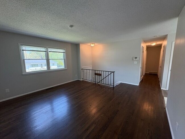 Building Photo - Comfortable 3-Bedroom Home with Fenced Yar...