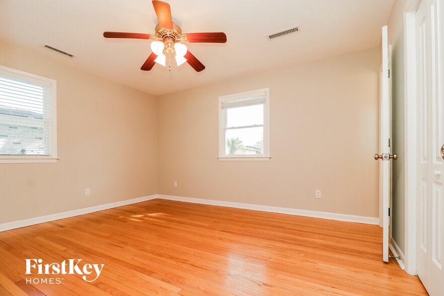 Building Photo - 1448 Manor Blvd