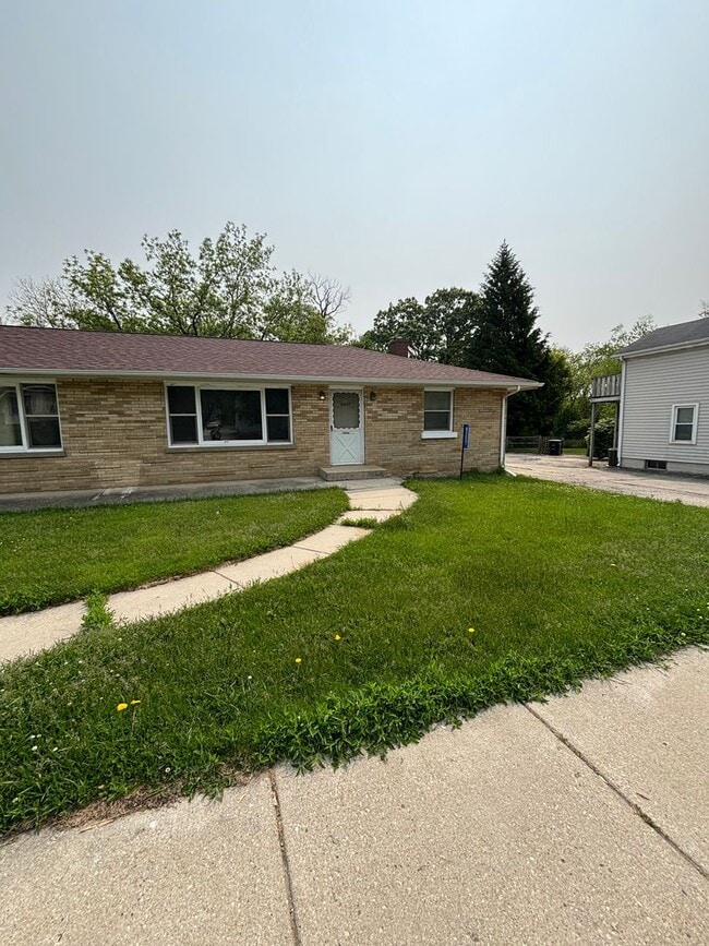 Building Photo - MB 8205-8207 Antioch Rd