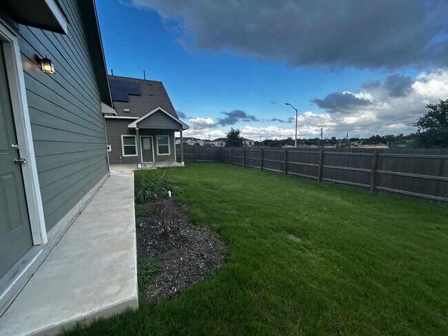 Building Photo - 2021 4/2.5 house in Devine Lake