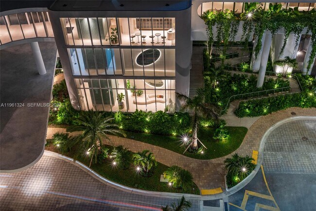 Building Photo - 700 NE 24th St