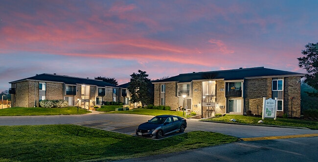 Building Photo - College Square Apartments
