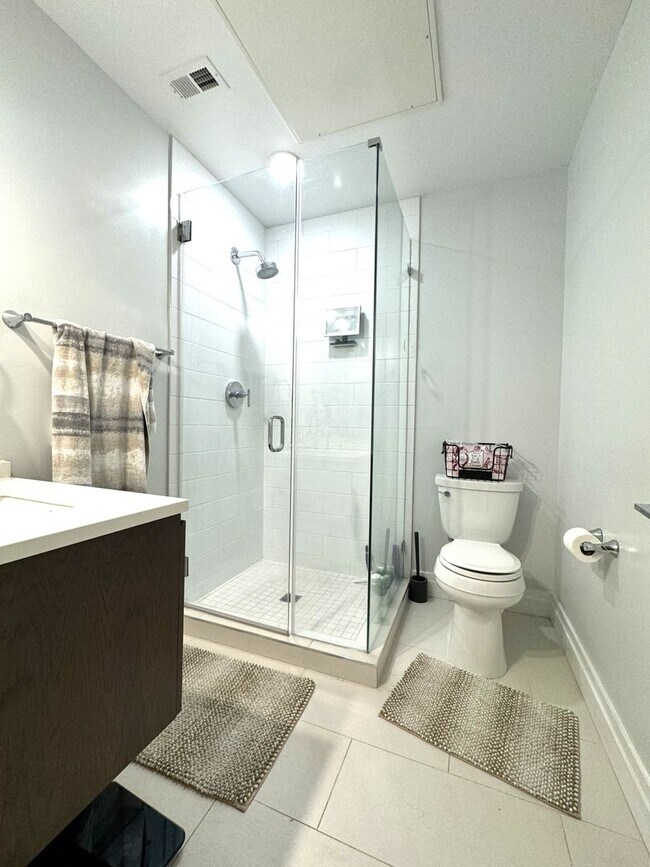 Building Photo - Centrally located 1BR/1BA Dupont Circle $2600 a month