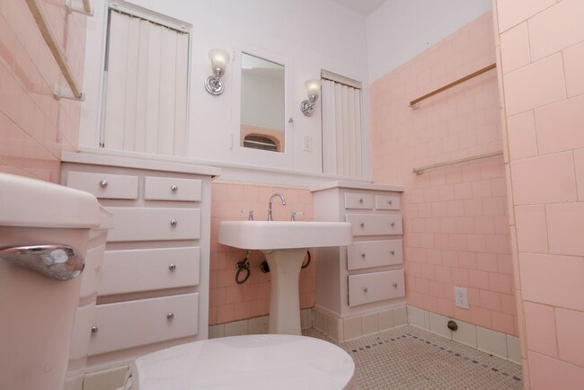 Building Photo - 1022 S Euclid Ave