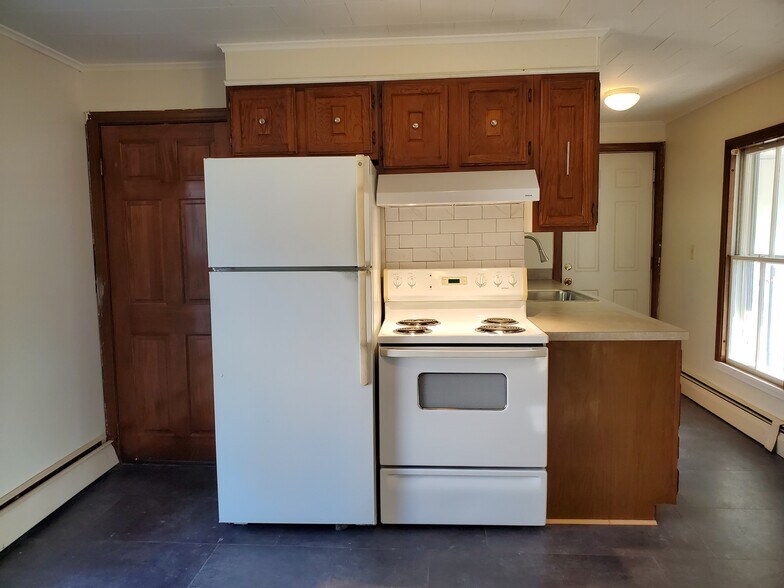 Stove has new elements and new exhaust fan - 484 Main St