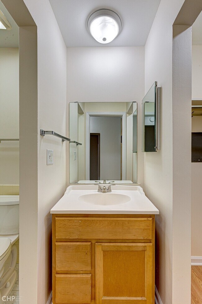 Building Photo - 5300 Carriage Way Dr