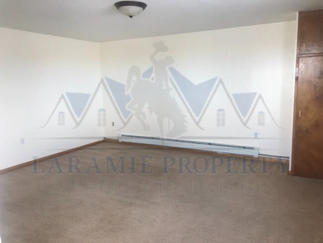 Building Photo - 2 Bed 1 Bath Apartment