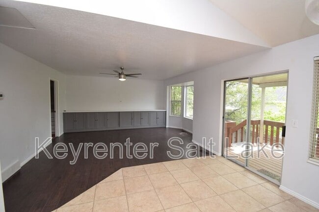 Building Photo - 572 E Thatcher Way