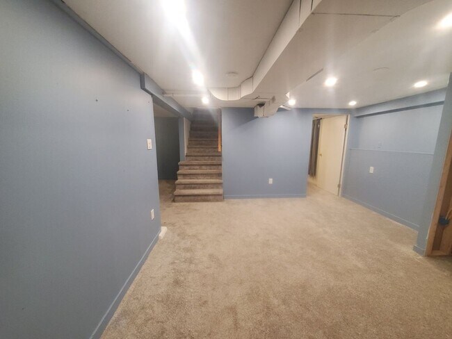 Building Photo - Charming 4 bed, 2 bath, fully fenced, covered deck in convenient location.