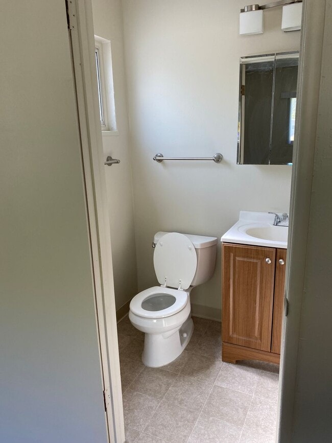 Building Photo - 3 Bedroom 2 Bath Home Close to Downtown and Shopping