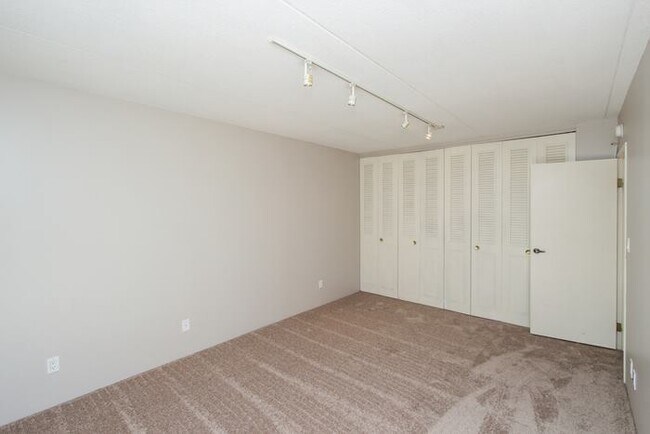 Primary Photo - 3100 Grand Ave