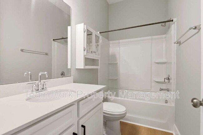 Building Photo - 553 Sound Dr