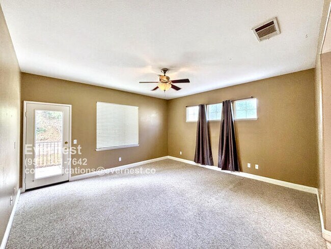Building Photo - Beautiful 3-Bedroom Home with Fireplace an...